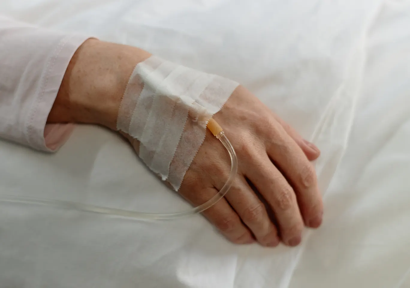 Kroplówki witaminowe Legnica: dłoń z podłączoną kroplówką w spokojnym kadrze