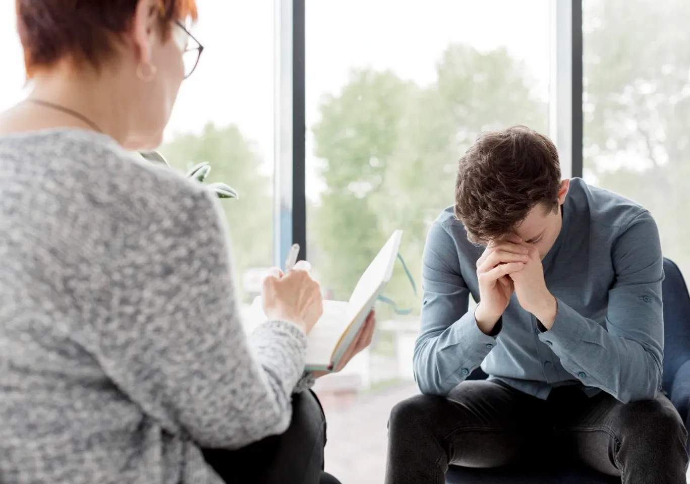 Leczenie uzależnień Legnica: konsultacja u terapeuty przy oknie