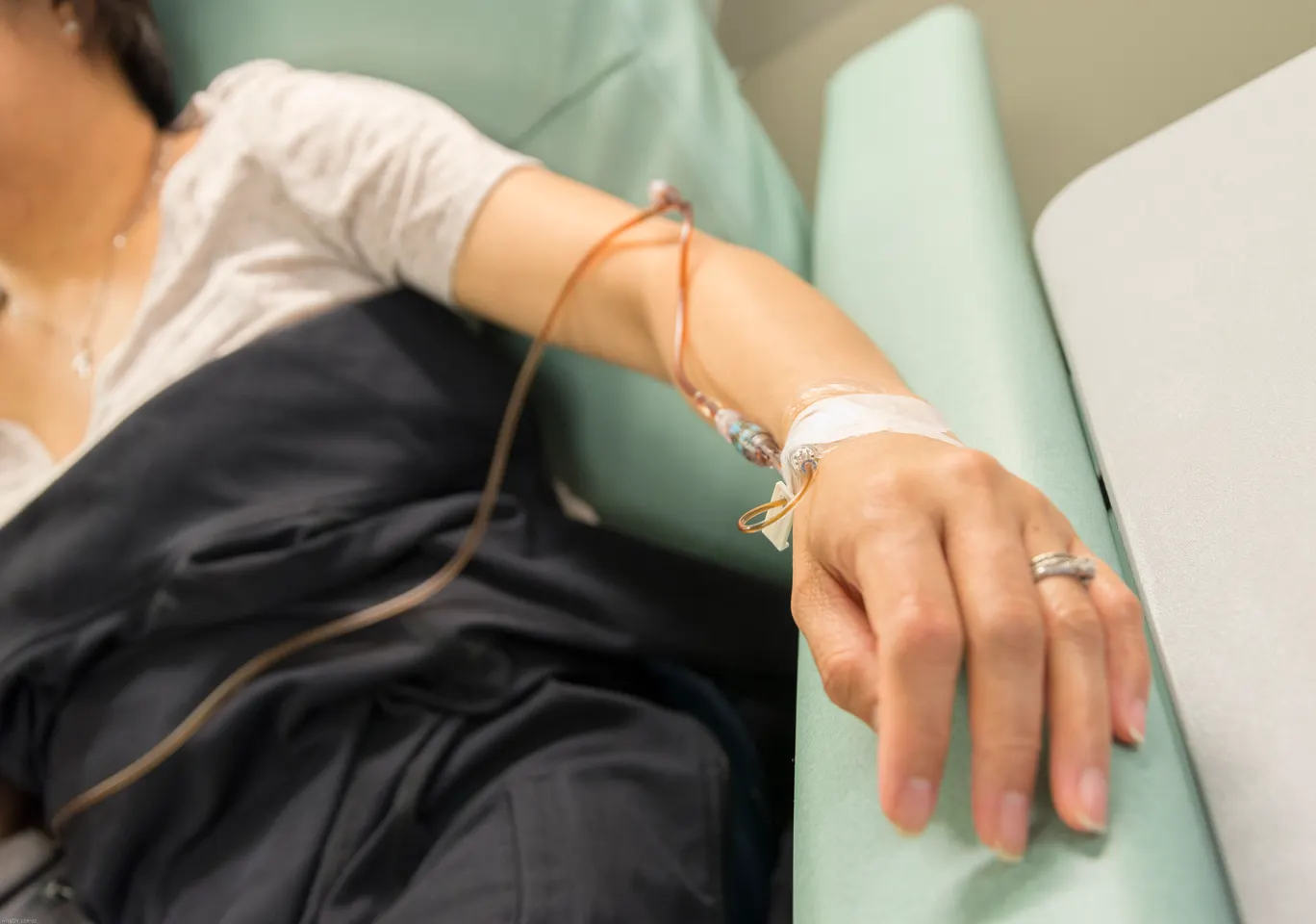 Kroplówki witaminowe Polkowice: ręka z podłączoną linią infuzyjną w trakcie zabiegu