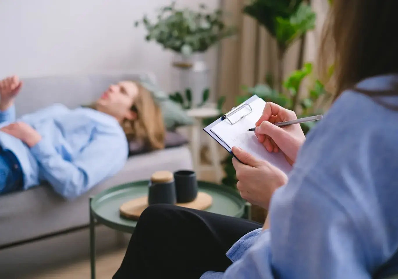 Konsultacja psychiatryczna Legnica: sesja terapeutyczna na kozetce