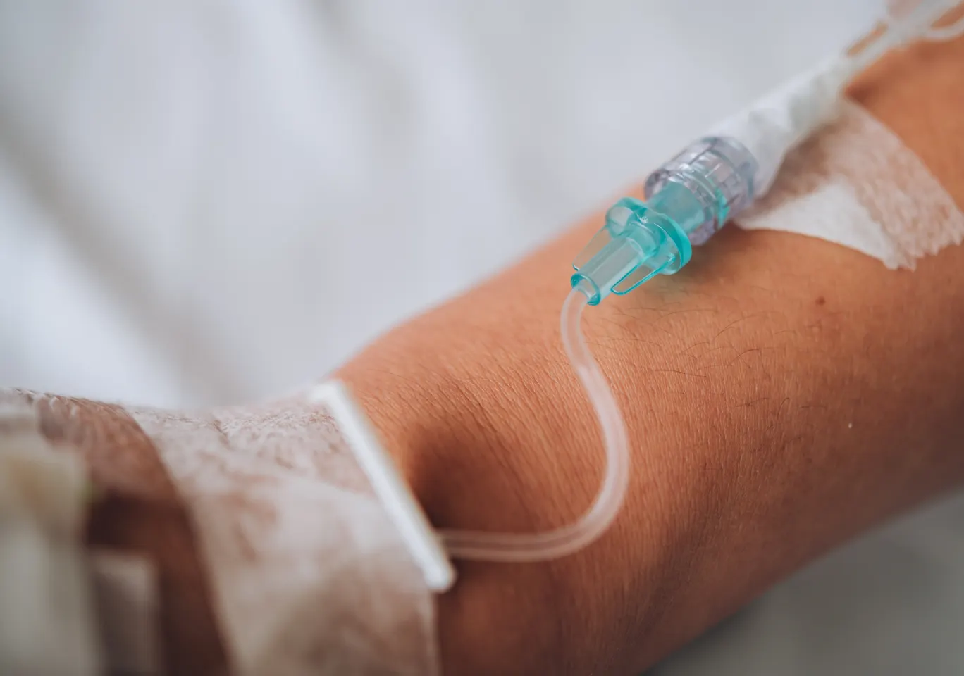 Kroplówki witaminowe Chojnów: wenflon oklejony na przedramieniu podczas wlewu